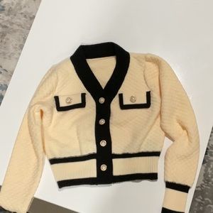 Cropped sweater with buttons